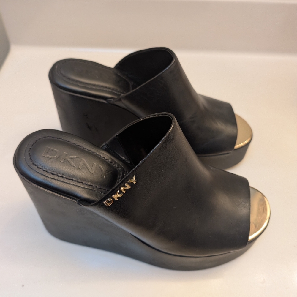 DKNY PLATFORM SANDALS